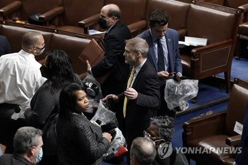 미 의사당 시위대 난입에 긴급대피하는 하원의원들 [AP=연합뉴스]